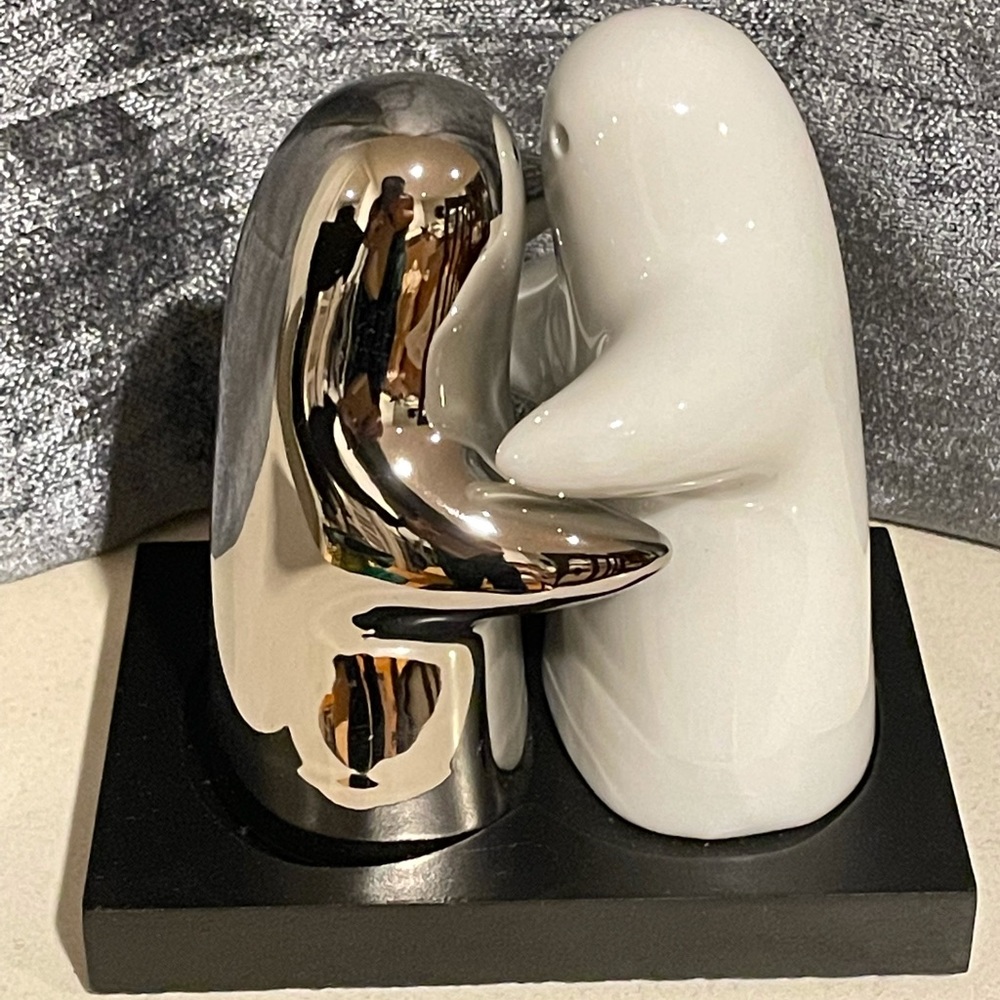 Salt and pepper shaker, new